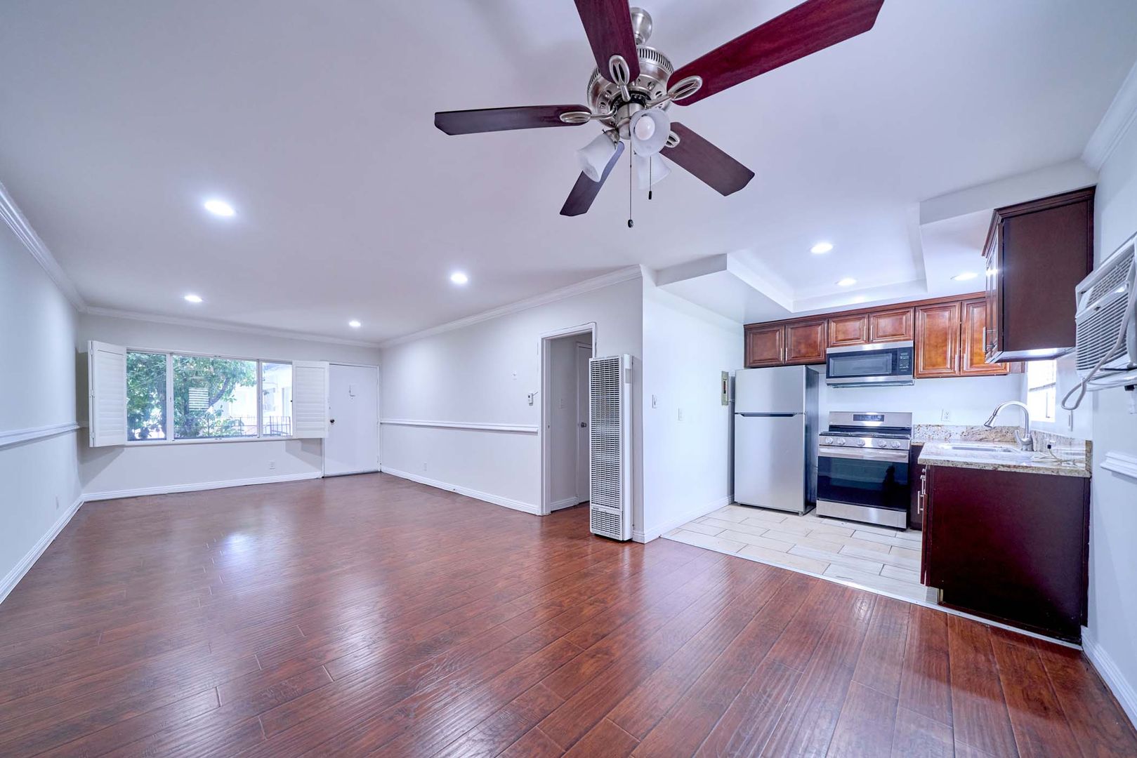 Valley Glen Apartment: 6335 Whitsett Ave.