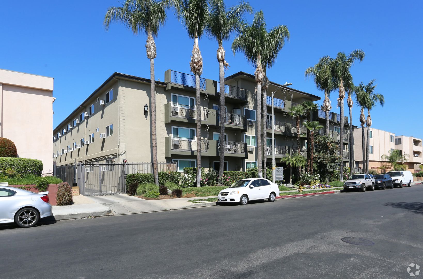 Encino Apartment: 5415 Newcastle Ave