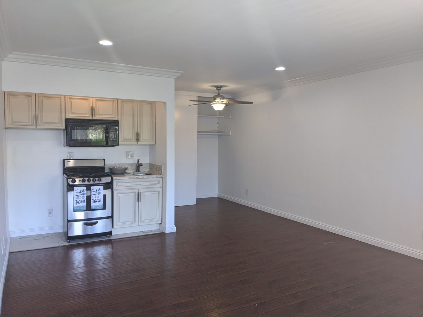 Valley Glen Apartment: 14024 Oxnard St.