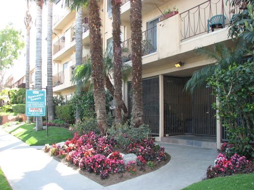 HUGE 2 BD/1.5BA Unit! Great Location! Encino