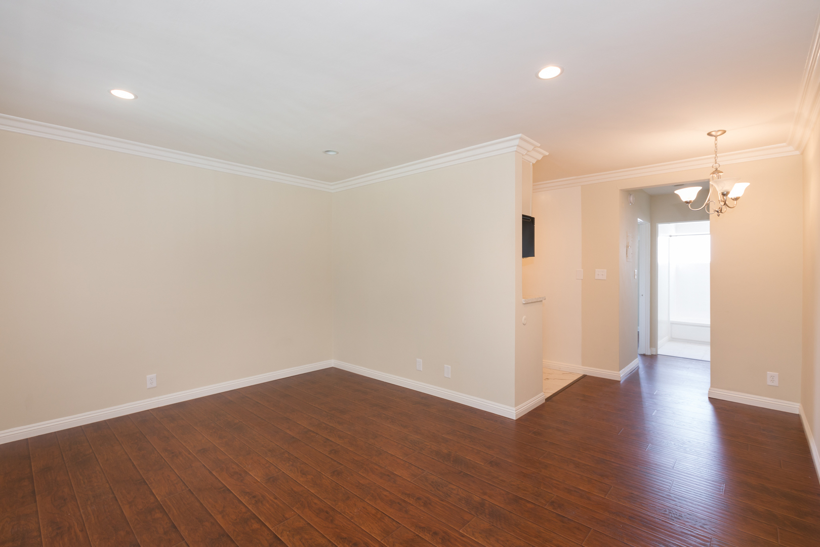 Valley Glen Apartment: 14024 Oxnard St.