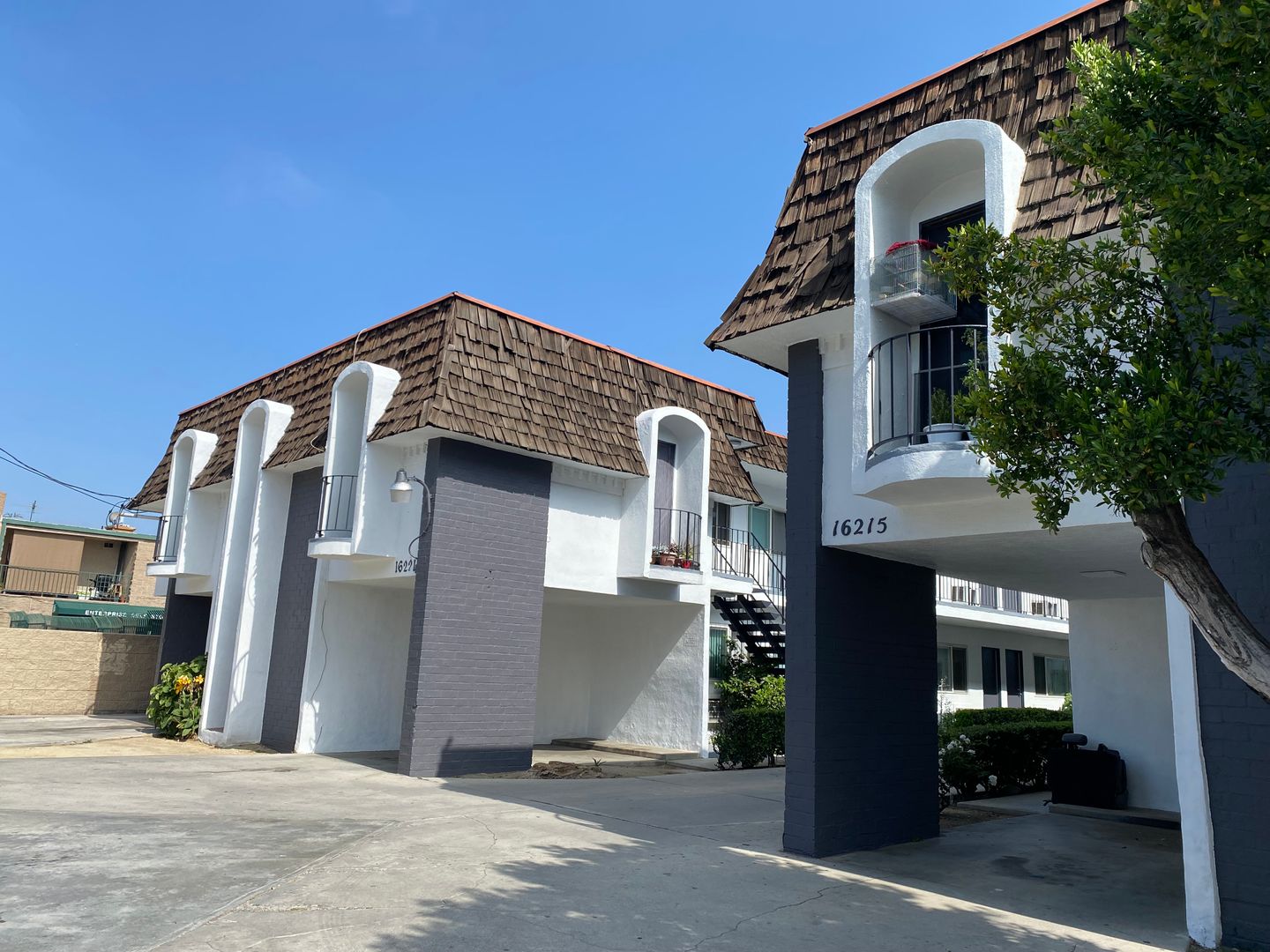 Van Nuys Apartment: 16215/16221 Vanowen St.