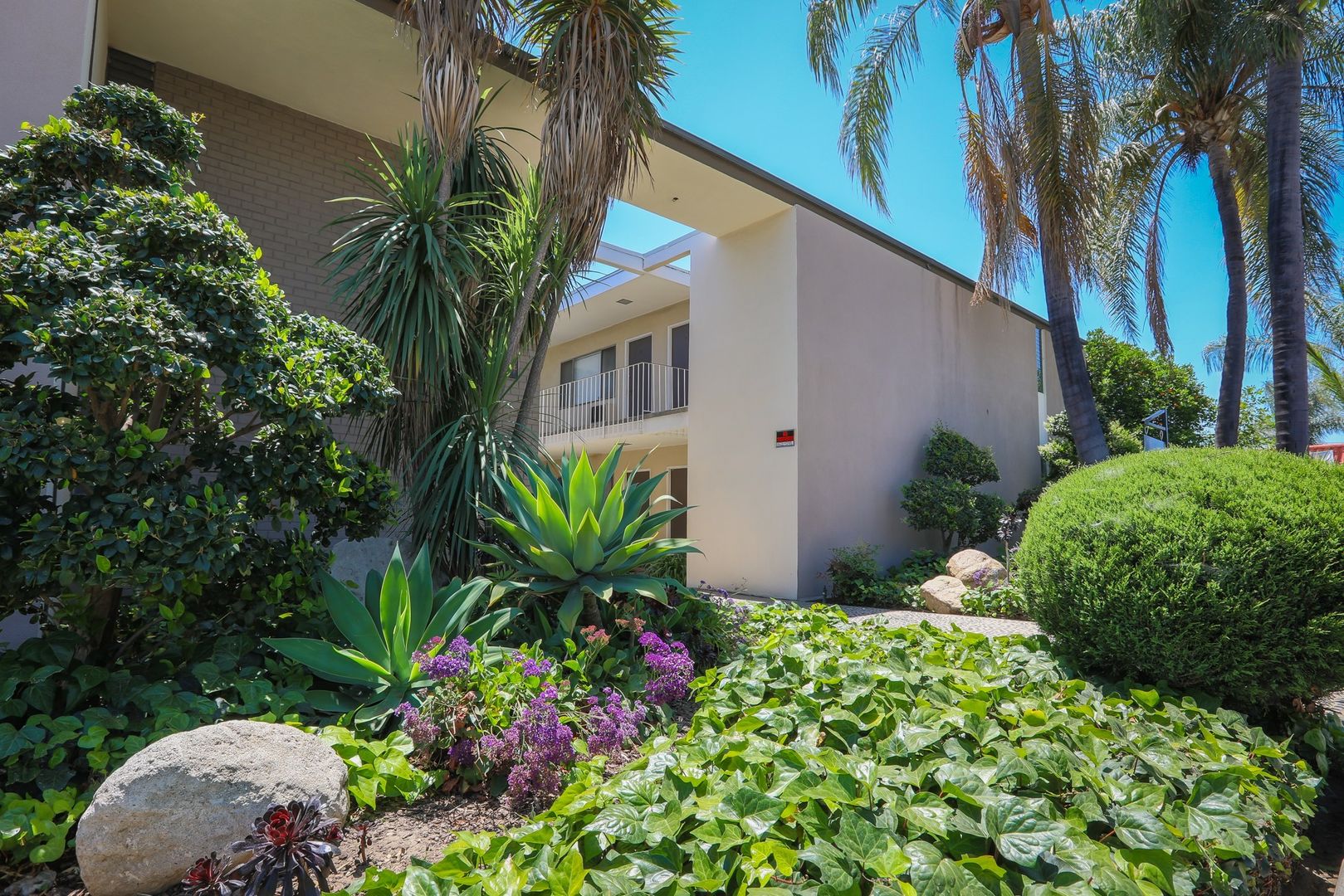 Valley Glen Apartment: 14024 Oxnard St.