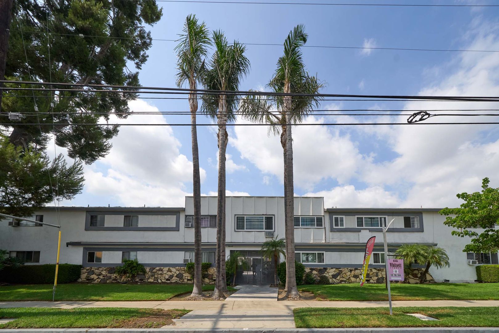 Valley Glen Apartment: 6335 Whitsett Ave.