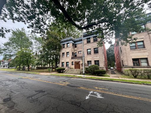 Spacious 3-Bedroom Apartment – Heat & Hot Water Included! – photo 1