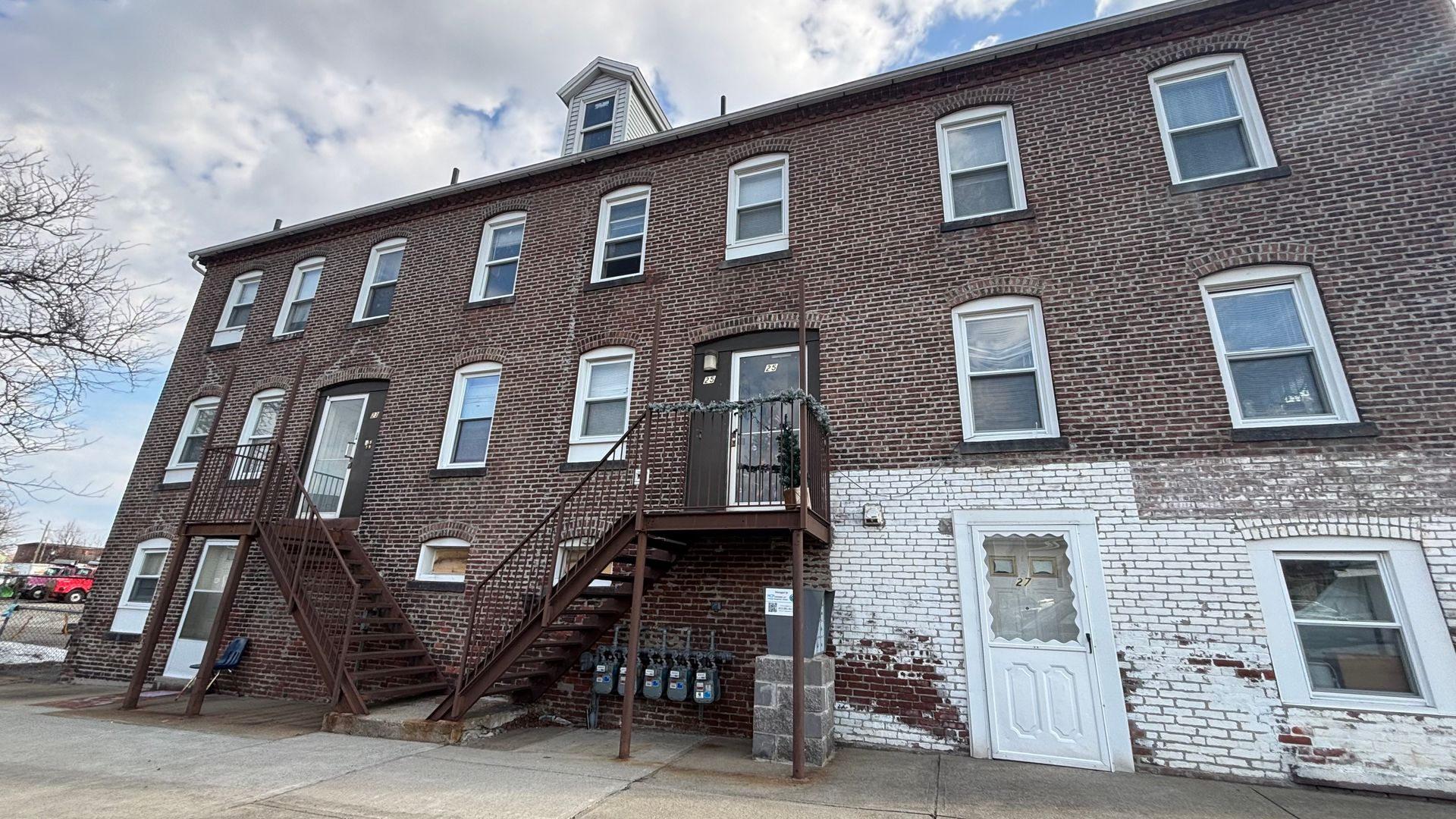 Chicopee Apartment: 21 West St.