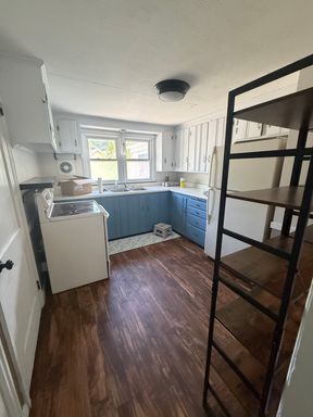 Well-maintained 2-family home in a quiet neighborhood close to Baystate Medical, Van Horn Park and 291 access! – photo 1