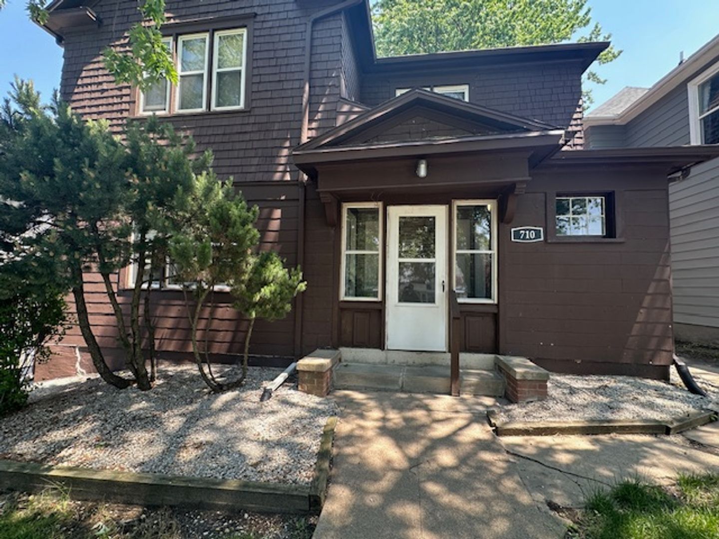 Boone Apartment: 710 Benton St.