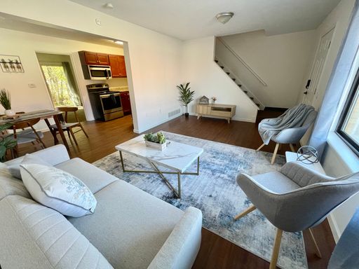 4 Bedroom 2 Bathroom Townhouse – photo 1