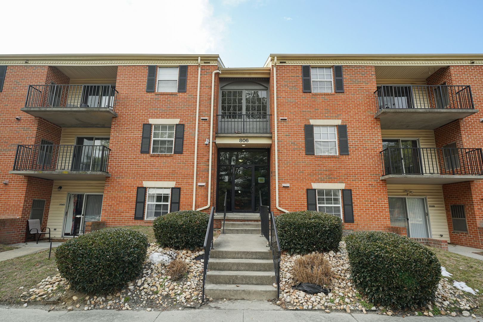 SALISBURY Apartment: 806 COLLEGE LN