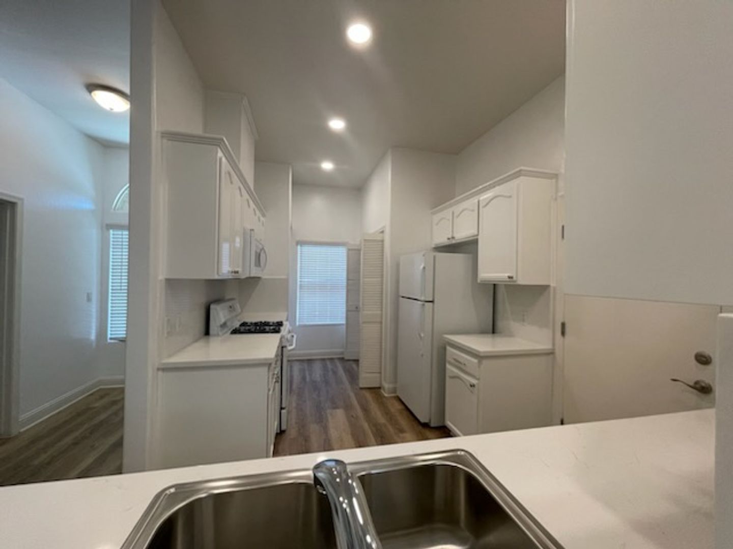 Bakersfield Apartment: 909 Jasmine Parke Drive