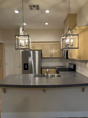 Beautiful Remodeled Apartment! Don't Miss Out! – photo 1