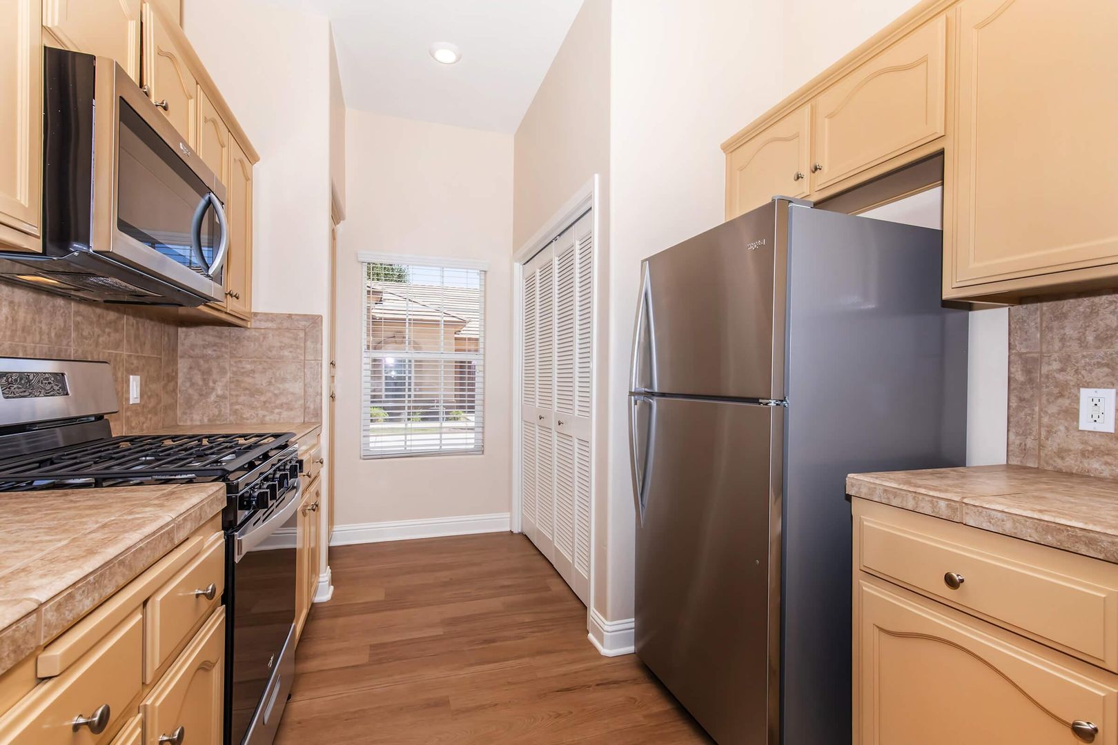 Bakersfield Apartment: 902 Jasmine Parke Drive