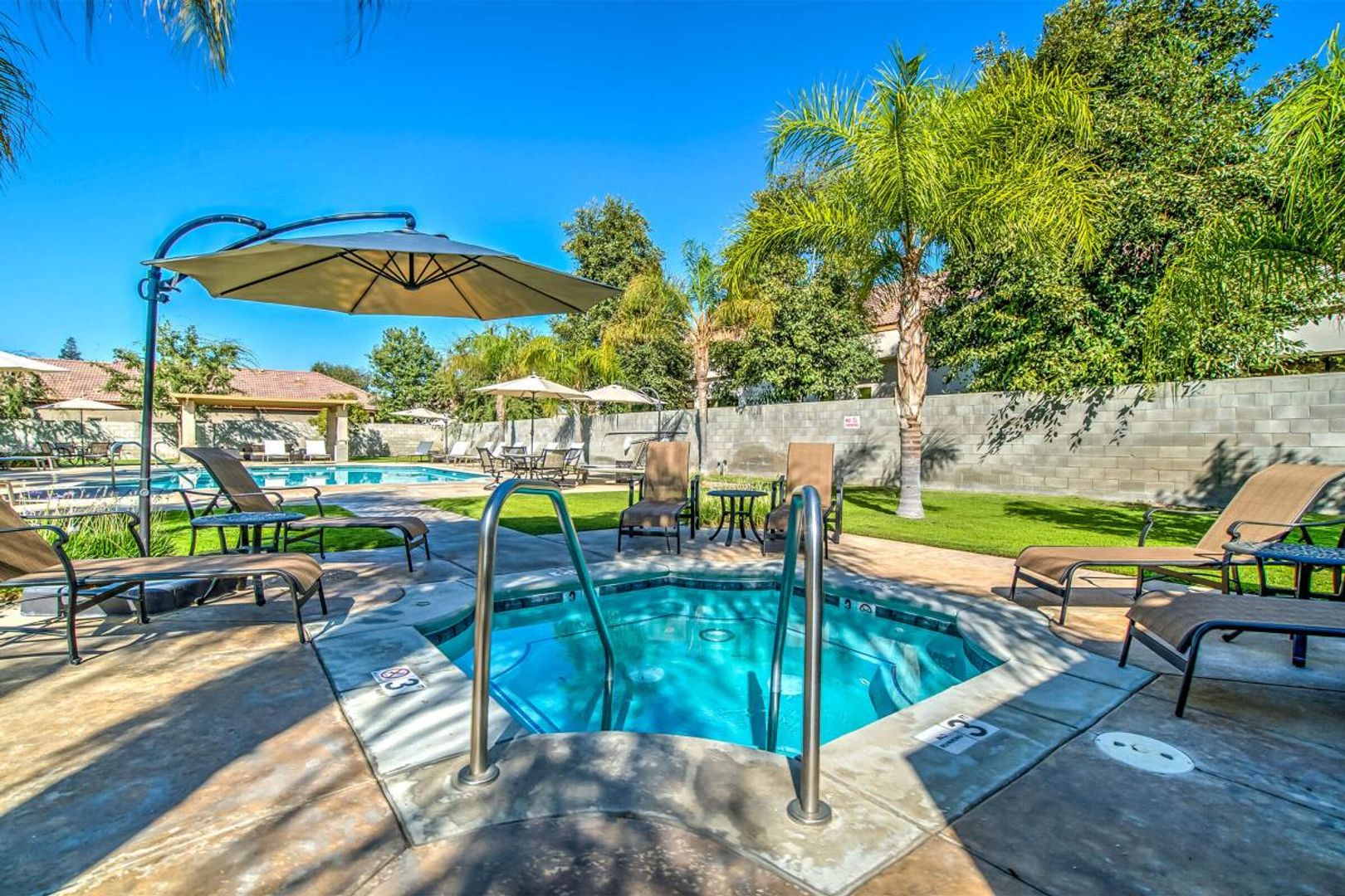 Bakersfield Apartment: 915 Jasmine Parke Drive