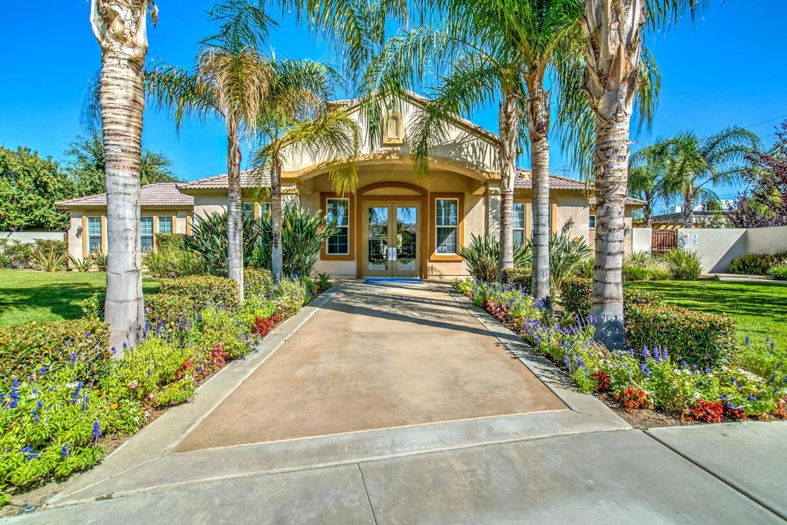 Bakersfield Apartment: 921 Jasmine Parke Drive
