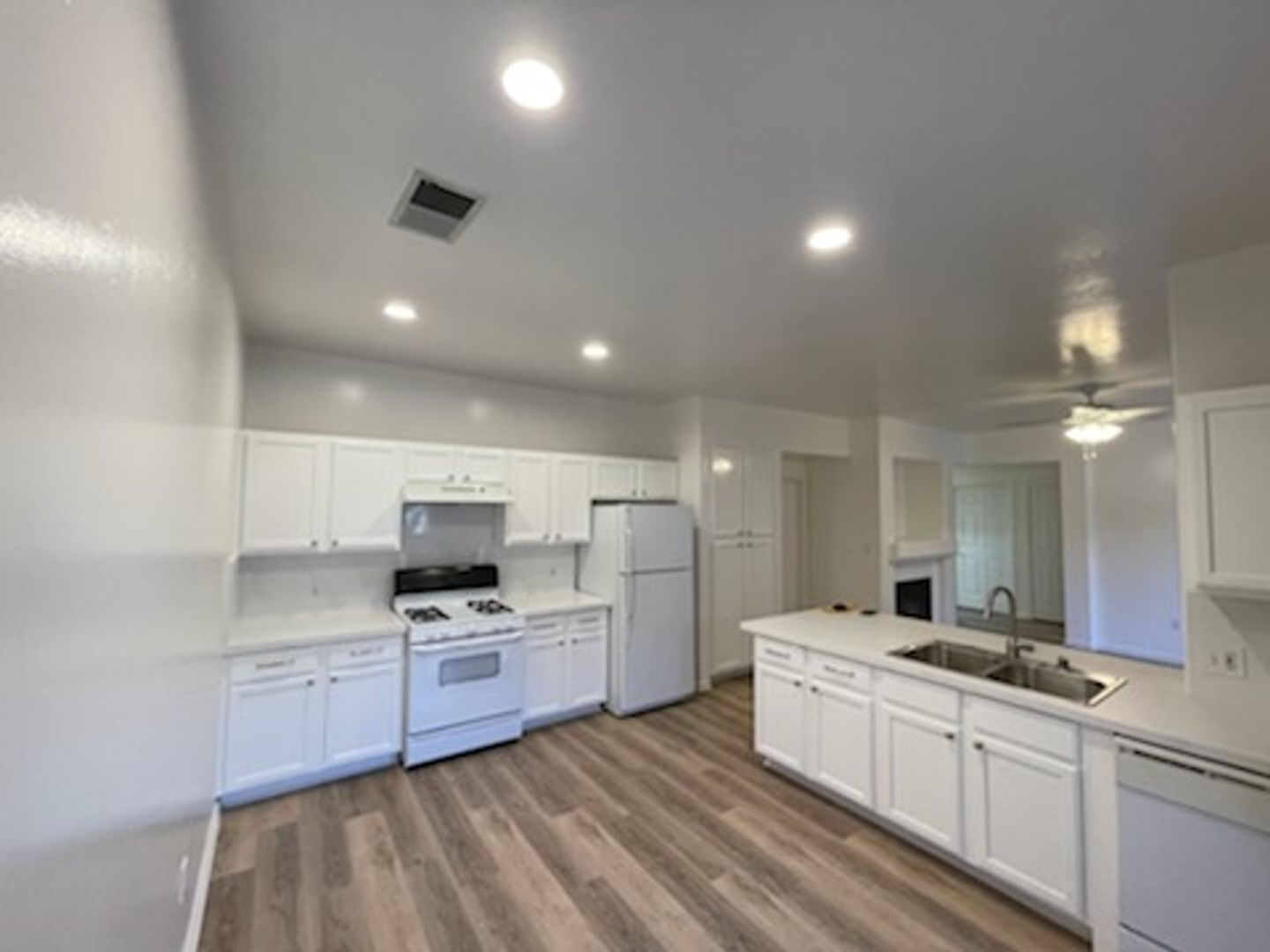 Bakersfield Apartment: 2219 Cullen Court