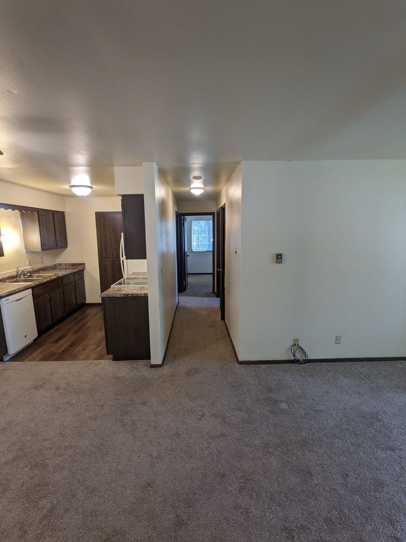 Milwaukee Apartment: 8914 N 96th St