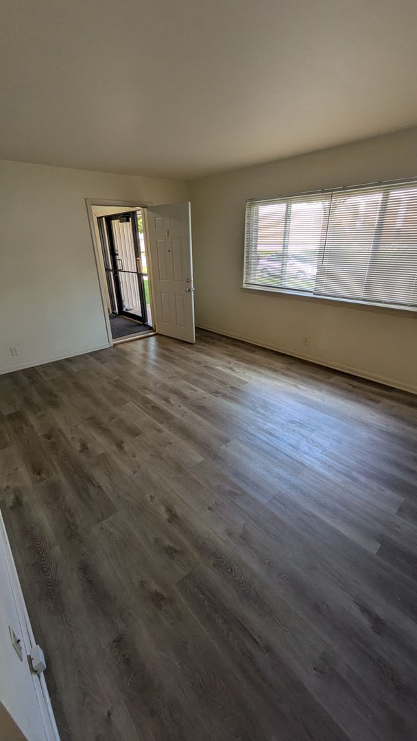 Milwaukee Apartment: 5773 N 94th St