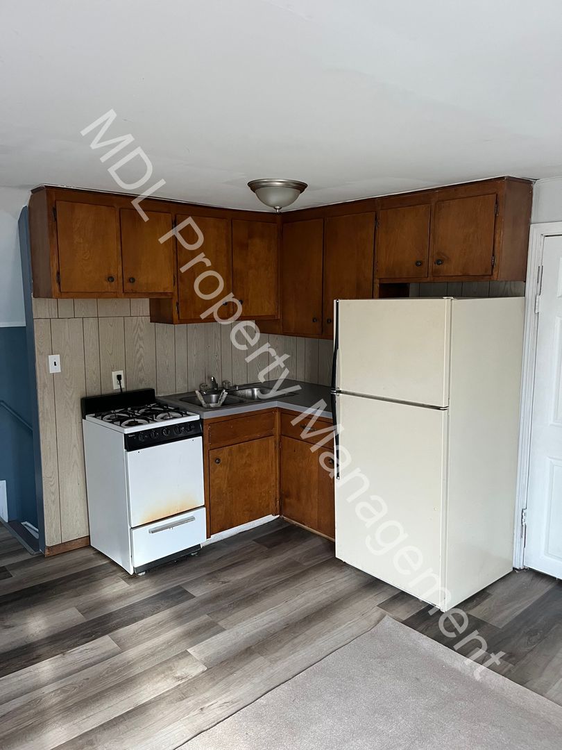 Saginaw Apartment: 2634 N Michigan Ave