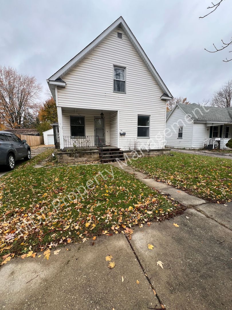Saginaw House: 907 N Mason St