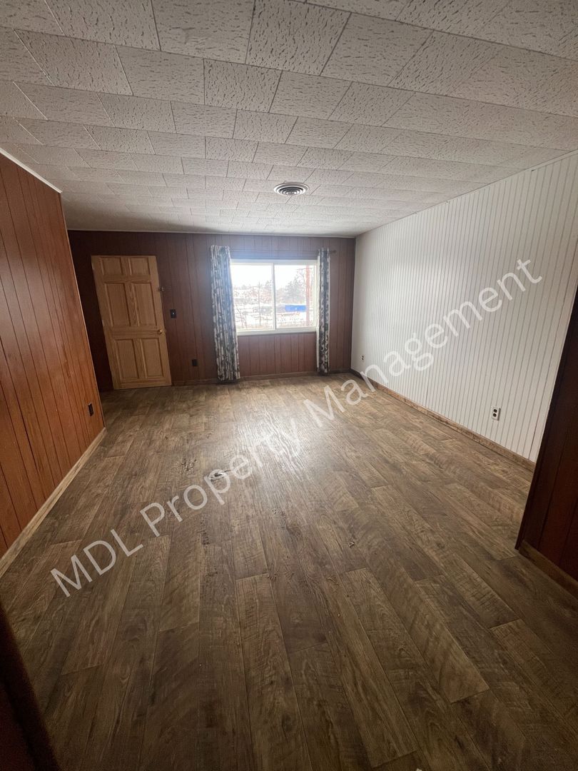 Kawkawlin Apartment: 201 Old Kawkawlin rd.