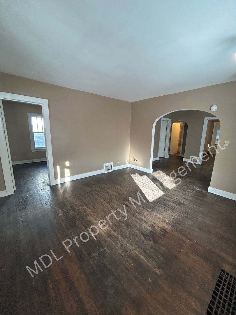 Saginaw House: 2310 N Clinton