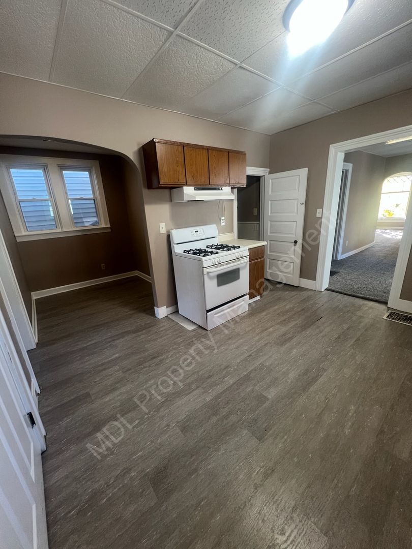 Saginaw Apartment: 1104 Court Street