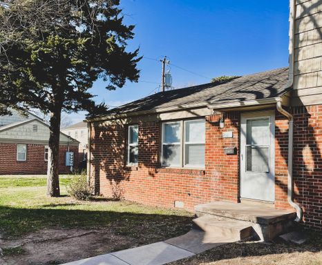 Renovated Family Friendly Apartment Complex with Mature Trees. – photo 1
