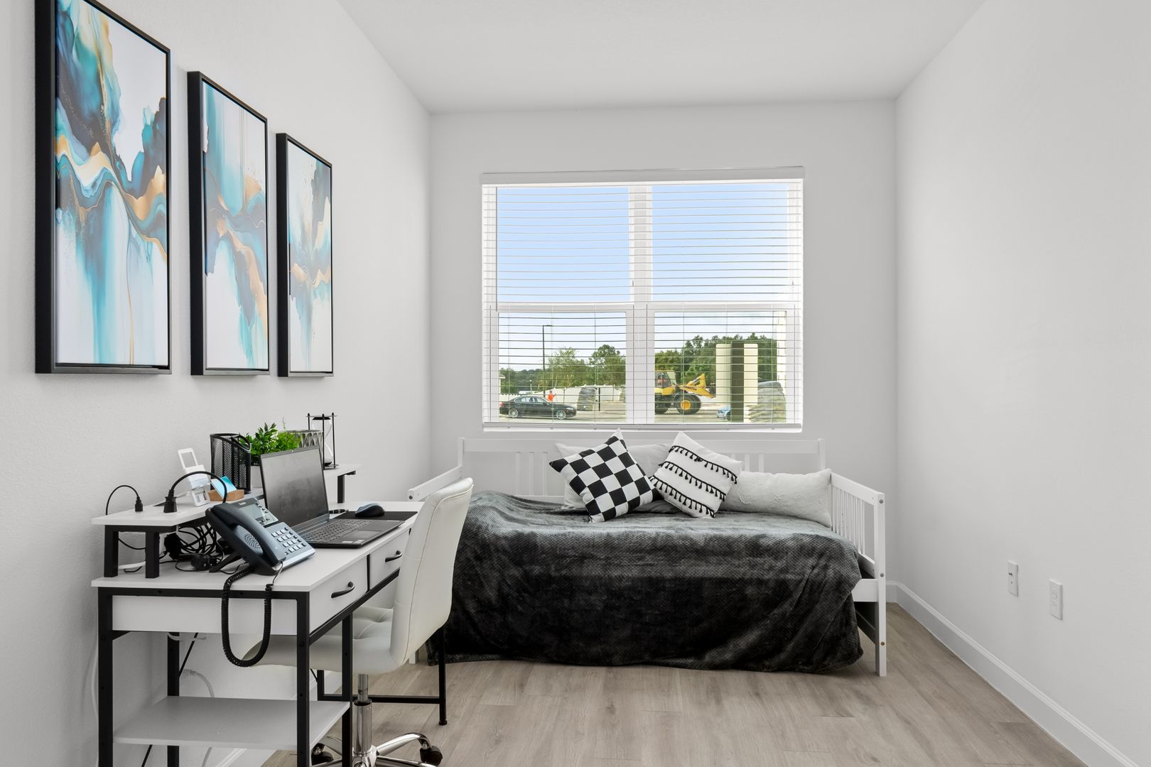 Davenport Apartment: 1052 Windsor Rd