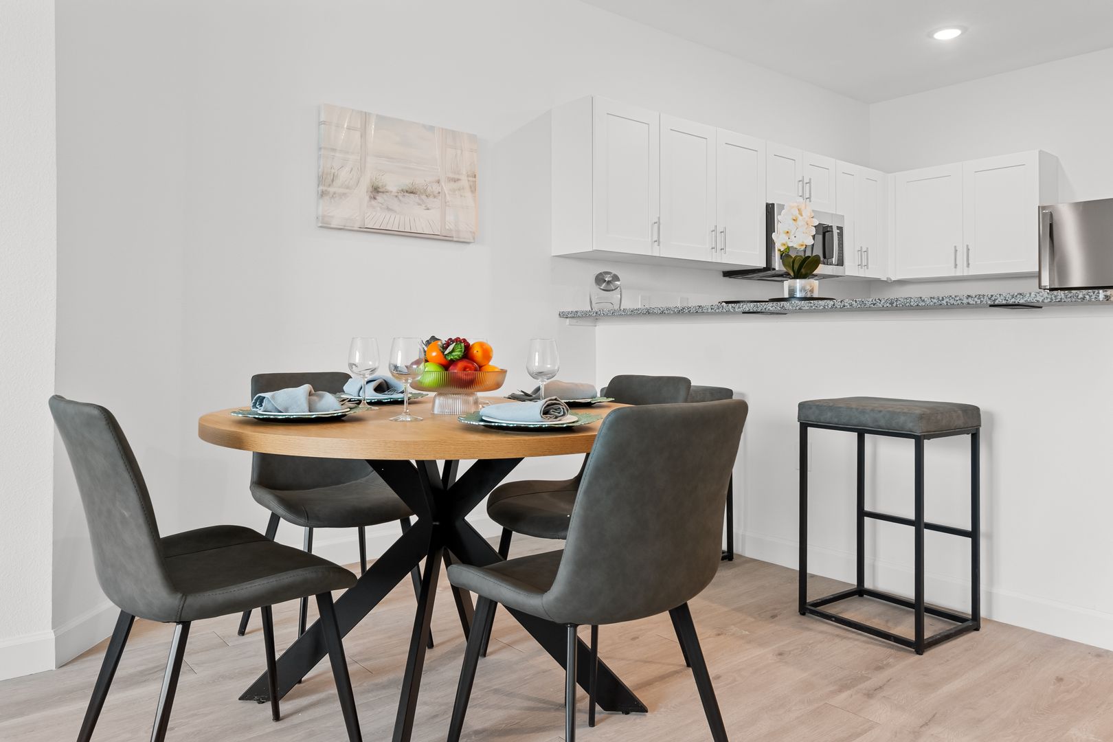 Davenport Apartment: 1052 Windsor Rd