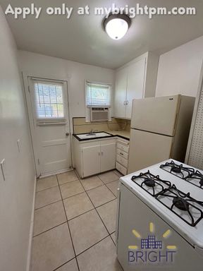 **$1,000.00 Off First Full Month Of Rent!! **Spacious Studio Near Sacramento City College – photo 1