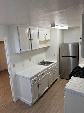 Spacious 1 Bedroom Apartment on Capitol Avenue! *$1,000.00 Off First Full Month of Rent!!!* – photo 1