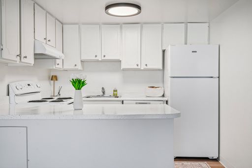 *** $1000 off first full month's rent***!!! Comfortable 2 Bedroom Living at Continental Apartments*** – photo 1