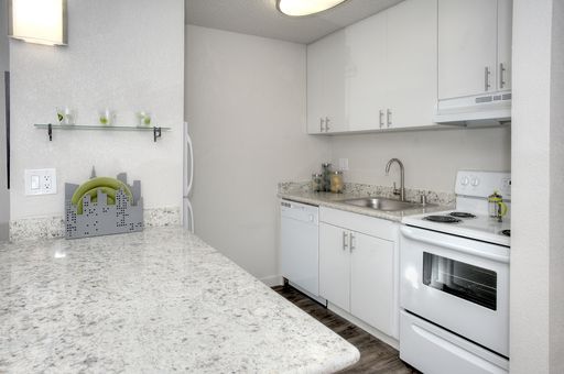 Modern 2-Bedroom Student Living Steps from Sacramento State – photo 1