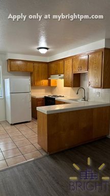 Beautiful Two Bedroom in Land Park! ** $1,000.00 Off First Full Month of Rent**!! – photo 1