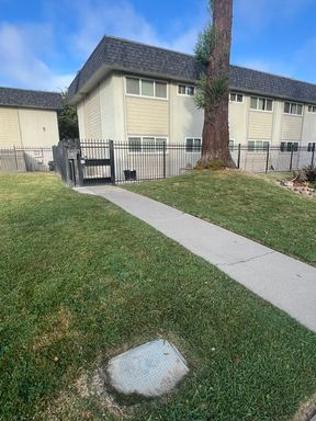 Comfortable 2-Bed, 1-Bath Home in a Peaceful Sacramento Neighborhood – photo 1