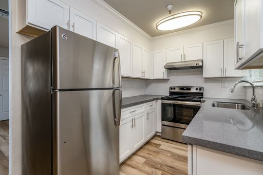 Renovated 2 Bedroom 1 Bath, Two-Level Apartment-Great Midtown location! – photo 1
