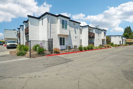 $1,000.00 Off First Full Month Of Rent!** Enjoy Poolside Living at The Continental Apartments!!! Now Leasing! Spacious 1 Bedroom Starting at $1,575! – photo 1