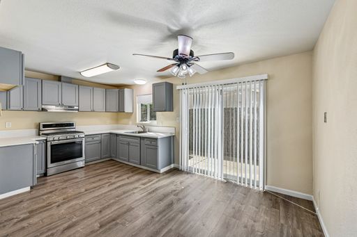2 Bedroom 1 Bath, Two-Level Apartment-Great Folsom location!