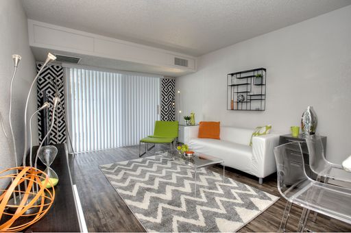 Cozy Studio Apartment on University Avenue W/Granite Counter Tops, Gorgeous Plank Flooring! Coming Soon! – photo 1