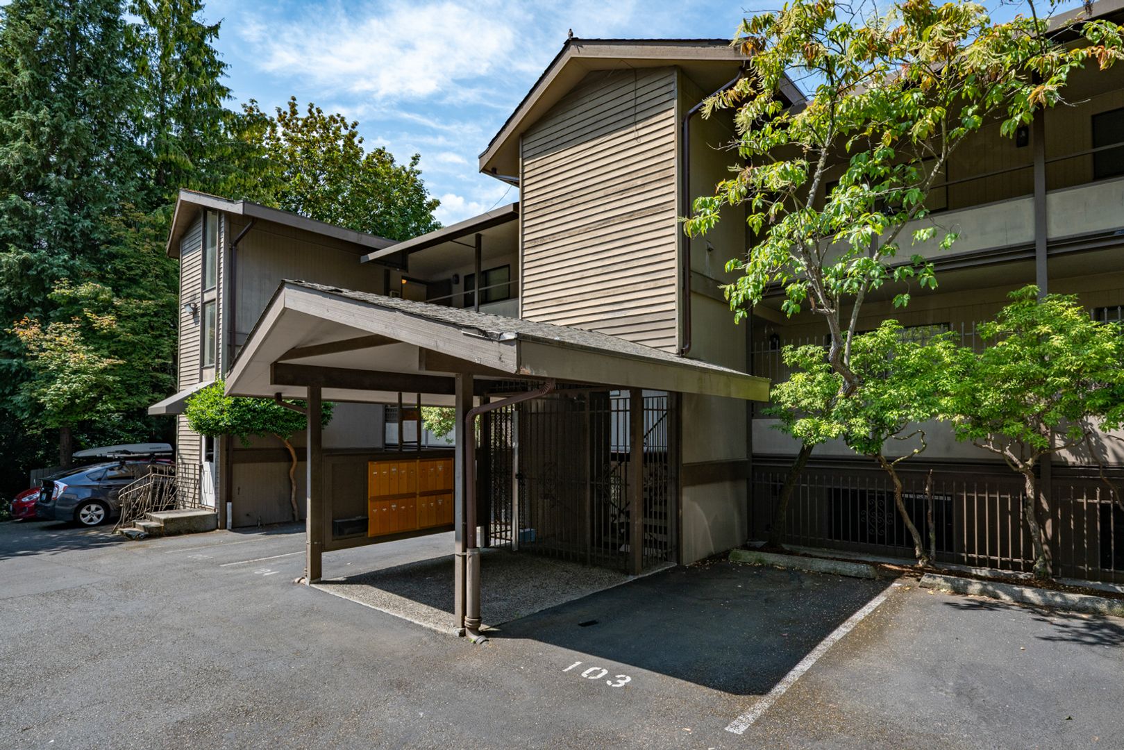 Seattle Apartment: 4500 1st Ave NW