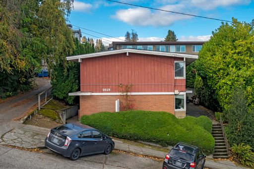 Large Top Floor 1 Bedroom in Queen Anne, In-Unit W/D, Vaulted Ceilings, Hardwood Floor – photo 1