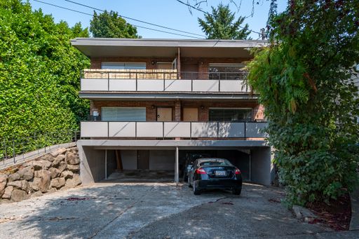 Top Floor Greenlake Apartment / 2 Bedroom, Fireplace and Balcony – photo 1