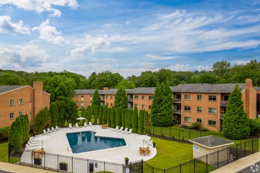 Fully Renovated Large 1BR/1BA Unit with a Den! Washer & Dryer in Unit! Media, PA!