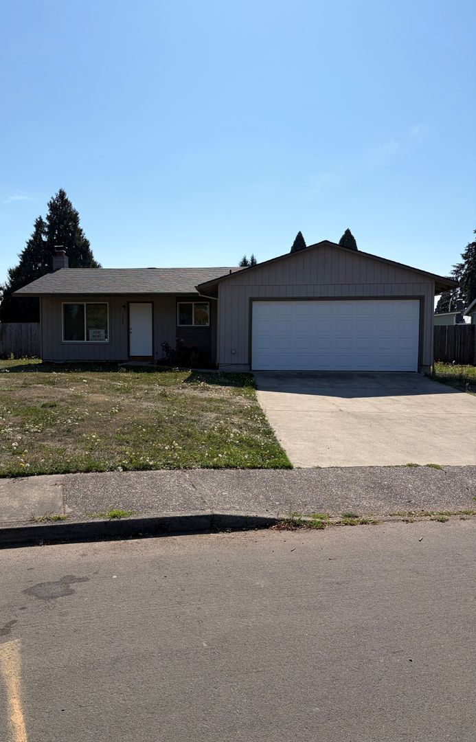 Hillsboro House: 252 NE Palomar Court