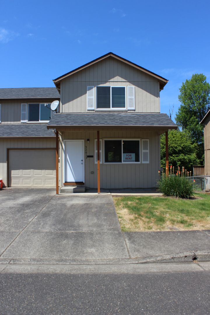 Scappoose House: 52613 NW 4th Street