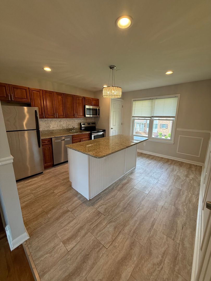Hawthorne Apartment: 139 Royal Ave
