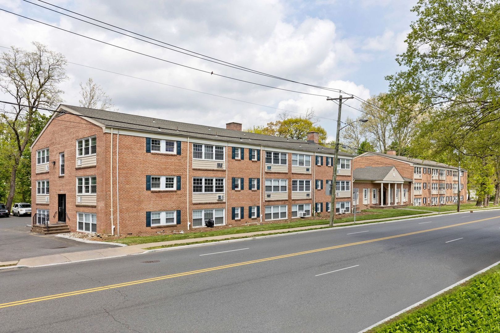 Maplewood Apartment: 747 Valley St