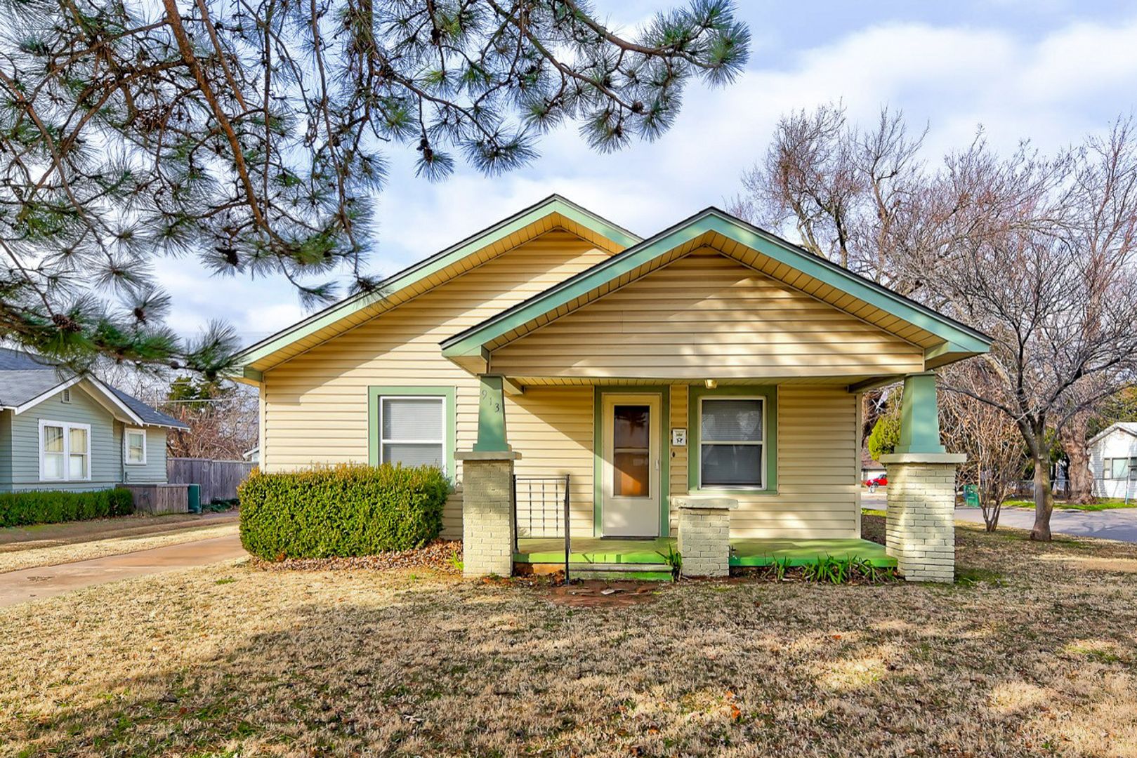 Edmond House: 913 N Boulevard Street