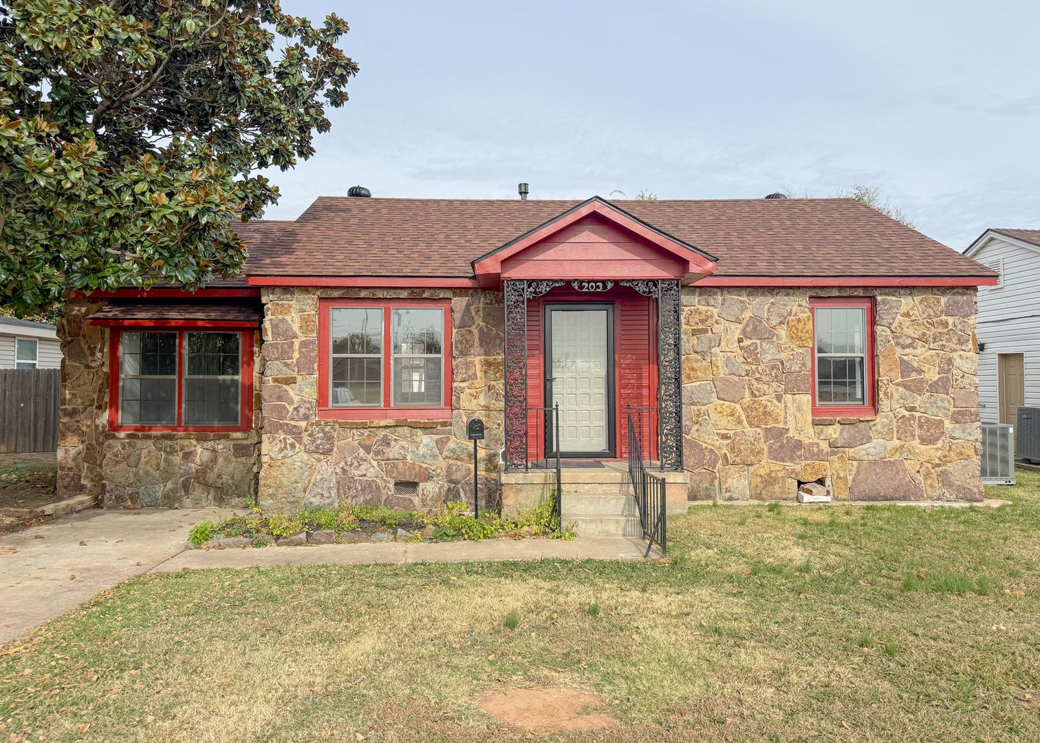 Norman House: 203 W Dale St